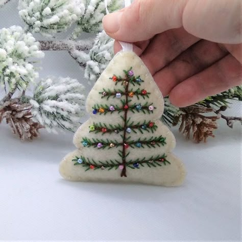 Felt Ornament Embroidery, Felt And Bead Ornaments, Felted Wool Christmas Ornaments, Embroidered Christmas Ornaments Diy, Felt Beaded Ornaments, Embroidered Ornaments Diy, Beaded Felt Ornaments, Home Made Christmas Ornaments Diy, Easy Felt Christmas Ornaments