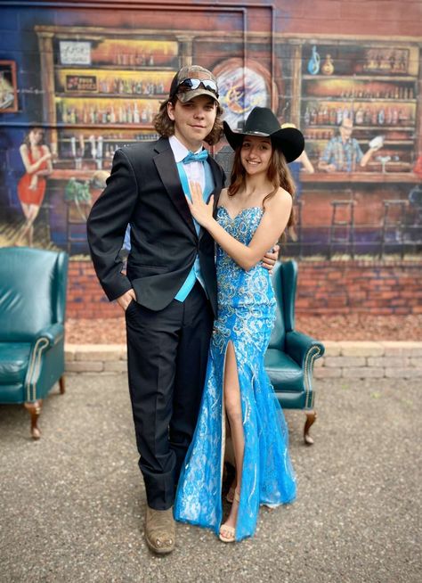 Prom Dresses With Boots, Matching Couple Outfits Cowboy, Rodeo Couple Outfits, Western Prom Dresses With Boots, Prom Dress With Boots, Prom Pictures Couples Western, Cowboy Prom, Cute Rodeo Couple Pics, Western Prom