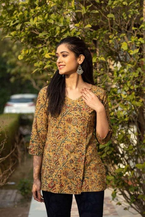 Kalamkari Tunic Tops, Ikkat Short Kurti Designs, Neck Design For Short Kurti, Short Kurti Patterns Cotton, Kalamkari Tops For Jeans, Kalamkari Short Kurti, V Neck Short Kurti, Jeans Kurti Style Tunic Tops, Short Kurti Pattern