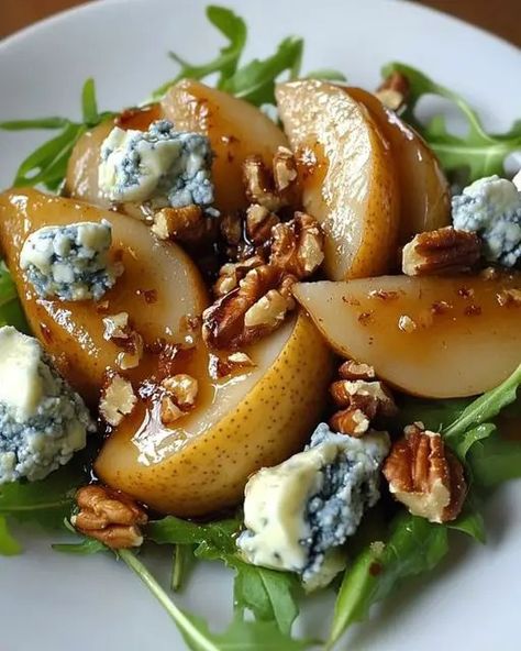 Caramelized Pear and Blue Cheese Salad - Miarecipes Pear Blue Cheese, Carmelized Pears, Pear And Blue Cheese Salad, Lobster Cream Sauce, Hearty Vegetable Soup, Blue Cheese Salad, Pear Salad, Apples And Cheese, Cheese Salad