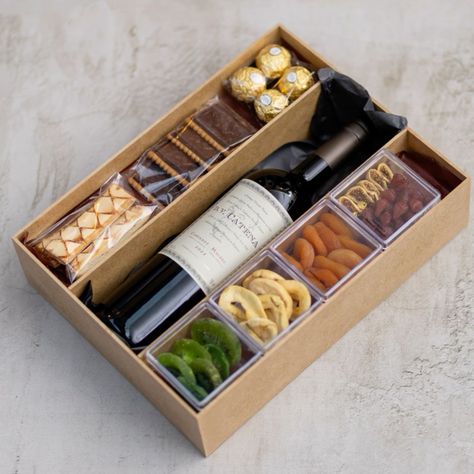 Wine Bottle Gifting Ideas, Holiday Gift Bags Ideas, Thanksgiving Box Ideas, Wine Box Ideas Gift, Diy Snack Boxes Gift Ideas, Food Gift Box Ideas, Christmas Box Gift Ideas, Christmas Present Box Ideas, Wine Present Ideas