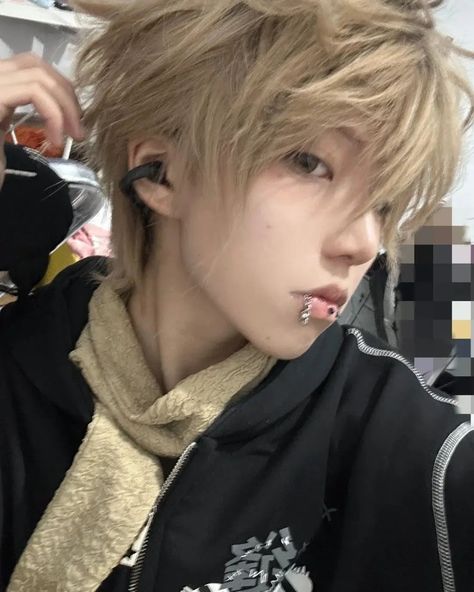 Fluffy Long Hair Men, Blonde Hairstyle Men, Blonde And Black Hair Ideas, Japanese Male Hairstyle, Hair Reference Boy, Hair Inspo Male, Black And Blonde Hair Men, Unique Male Hairstyles, Punk Blonde Hair