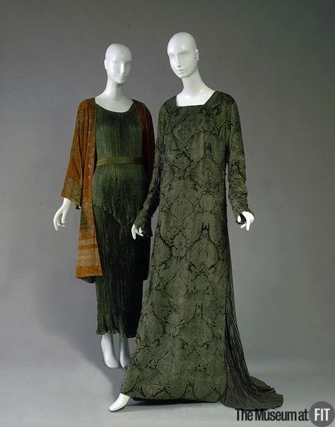 Mariano Fortuny (1871-1949), Evening dress, c.1928-1934 & Coat, c 1927 - A.lain R. T.ruong Fortuny Dress, Fortuny Delphos, Mariano Fortuny, Medieval Gown, 1920's Fashion, Spanish Fashion, Velvet Gown, Fashion Institute, The Painter