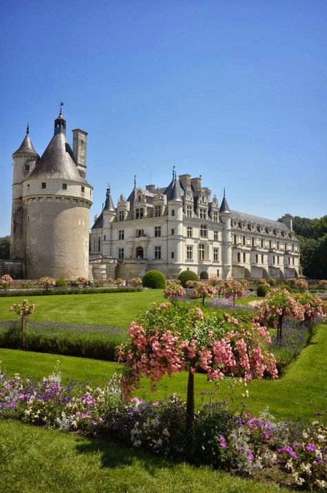 Old Castle, Famous Gardens, Castle Mansion, French Castles, Chateau France, Loire Valley, French Chateau, Beautiful Castles, Beautiful Buildings