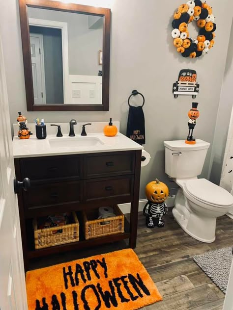 Halloween Bathroom Decor Ideas, Redoing Bathroom, Farmhouse 2023, Halloween Apartment, Ideas De Halloween, Halloween Frog, Decoracion Halloween, Disney Halloween Decorations, Halloween Bathroom Decor