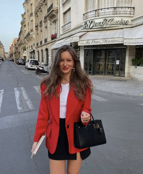 Black Outfits Work, Work Outfits Blazer, Formal Outfits For Women Classy, Red Blazer Outfit Casual, Blazer Outfits Casual Street Styles, Livia Auer, Red Blazer Outfit, Red And Black Outfits, Office Suit