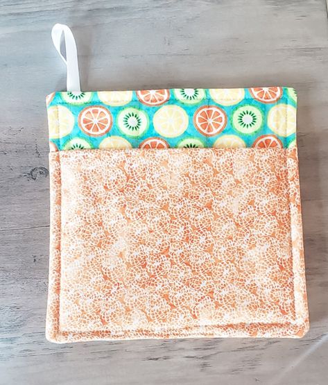 Quilted Hot Pads, Quilted Potholder Pattern, Hot Pads Tutorial, Sewing Simple, Tie Pillows, Scraps Of Fabric, Quilted Potholders, Potholder Patterns, Farmhouse Holiday