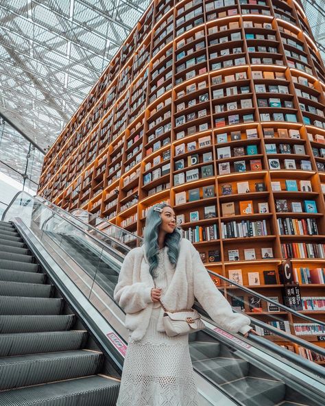 Find me among the shelves 📚 Stopped by the Starfield Library in Seoul, it was just a five minute walk from our hotel @parkhyattseoul!… Seoul Library, Seoul Wallpaper, Starfield Library, Seoul Photography, Tara Milk Tea, Korean Photography, Korea Winter, South Korea Photography, Korea Photo