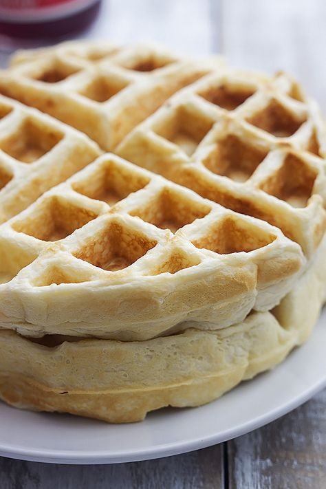 Perfectly fluffy waffles made with protein-rich greek yogurt! Yogurt Waffle Recipe, Greek Yogurt Recipes Healthy, Greek Yogurt Waffles, Yogurt Waffles, Yogurt Recipes Healthy, Healthy Bedtime Snacks, Healthy Waffles, Fluffy Waffles, Yogurt Breakfast