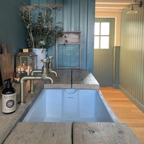 Katie on Instagram: “Well hello, it feels like ages since I last posted. I’ve been ridiculously busy with work over the last few weeks I’ve not had time to…” Farrow Ball Green, Kitchen Feature Wall, Laundry Room/mud Room, Wood Worktop, Barn Kitchen, Mudroom Decor, Scaffold Boards, Boot Room, Kitchen Extension