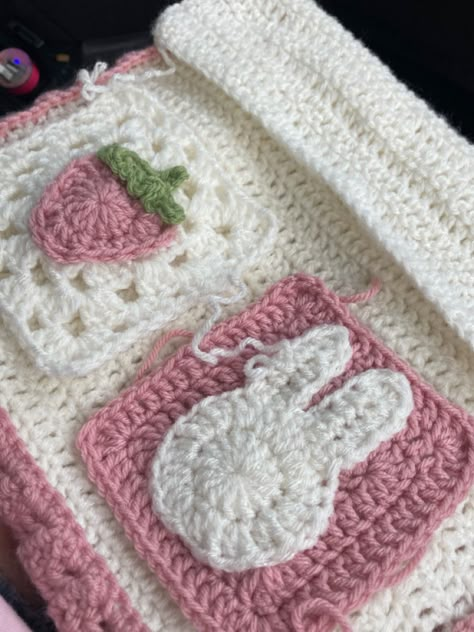 Miffy Granny Square Pattern, Rabbit Granny Square, Sanrio Granny Square, Crochet Project Ideas, Beginner Crochet Tutorial, Things To Crochet, Crochet Business, Crochet Design Pattern, Kawaii Crochet