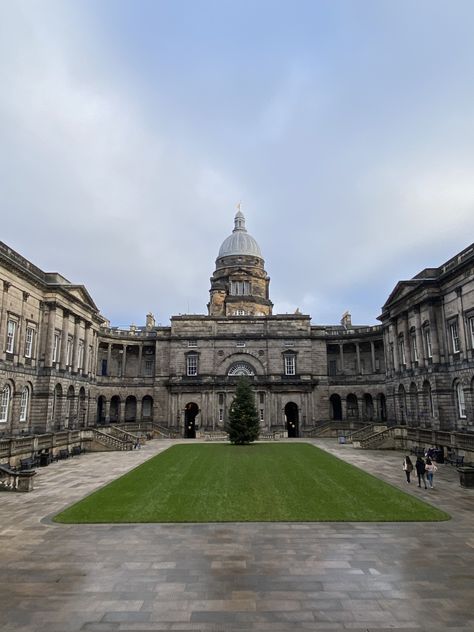 The old college at the University of Edinburgh in Scotland Edinburgh Scotland College, Edinburgh College Of Art, Edinburgh Scotland University, Edinburgh University Dorm, University Of Exeter Aesthetic, University Of Edinburgh Campus, The University Of Edinburgh, Uni Of Edinburgh, University Of Edinburgh Aesthetic