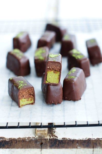 Vegan Pralines, Dark Chocolate Pistachio, Caramel Squares, Chocolate Crumble, Praline Recipe, Chocolate Pistachio, Gelatin Recipes, Pistachio Cream, Baked Treats