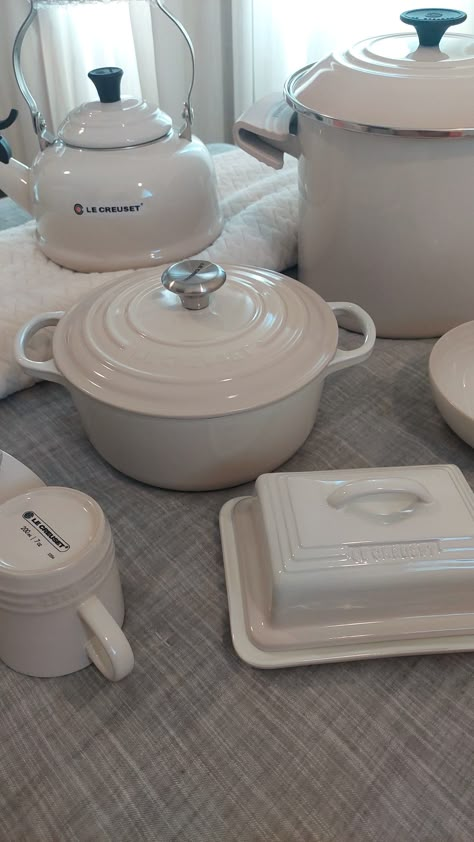 🤍🫶 White Kitchen Pots And Pans, White Le Creuset, Le Creuset Kitchen Aesthetic, Le Creuset Aesthetic, Le Creuset Meringue, Assiette Design, Le Creuset Kitchen, Barn House Interior, Kitchen Decor Collections