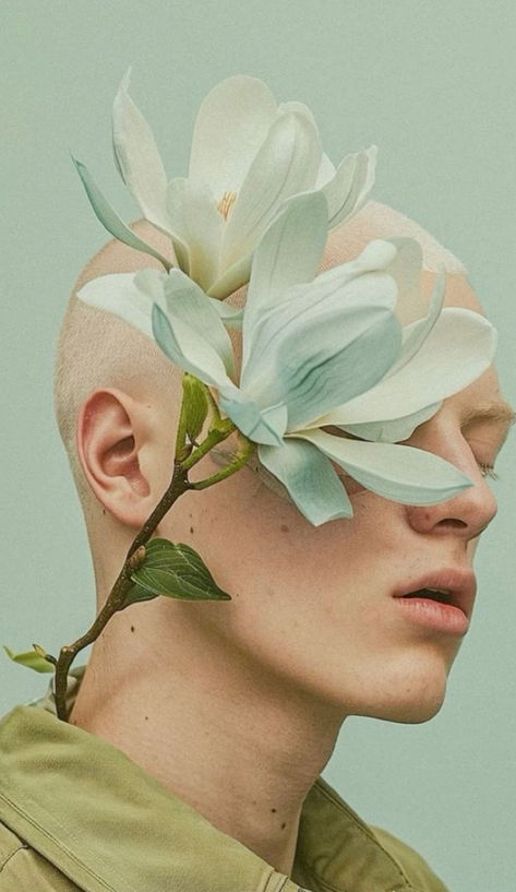 Unusual Portrait Photography, Flowers Reference Photo, Minimal Photography Studio, Cool Portraits Art, Men And Flowers, Photo Ideas With Flowers, Flower Photography Ideas, Flower Portrait Photography, Pastel Photos