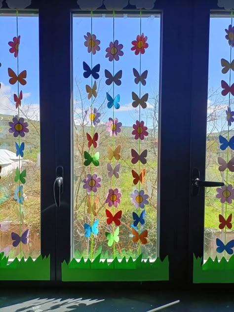 Classroom Window Display, Classroom Window, Display Board, School Decorations, Origami Crafts, Window Display, Window Decor, Classroom Decor, Classroom Decorations