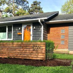 Mcm Front Door, Small Ranch House Exterior, Mid Century Landscape, Mid Century Modern Exterior, Diy Curb Appeal, Mid Century Exterior, Ranch House Exterior, Modern Front Yard, Mid Century Ranch