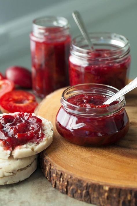 Oven Roasted Plum Cardamom Jam (Paleo, Refined Sugar-Free) - A naturally sweetened and delicately spiced sweet/tart plum spread that's easily made in the oven. Curds Recipes, Christmas Jam Recipes, Plum Jam Recipes, Raspberry Jam Recipe, Christmas Jam, Plum Jam, Stove Top Recipes, Sides Recipes, Jam And Jelly