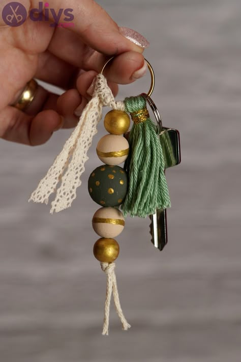 Wooden Bead Diy Craft Ideas, Diy Bead Keychain Ideas, Bead Keychain Diy, Wooden Bead Keychain, Diy Keyring, Wood Beads Diy, Bead Keychain, Wooden Keychain, Diy Keychain