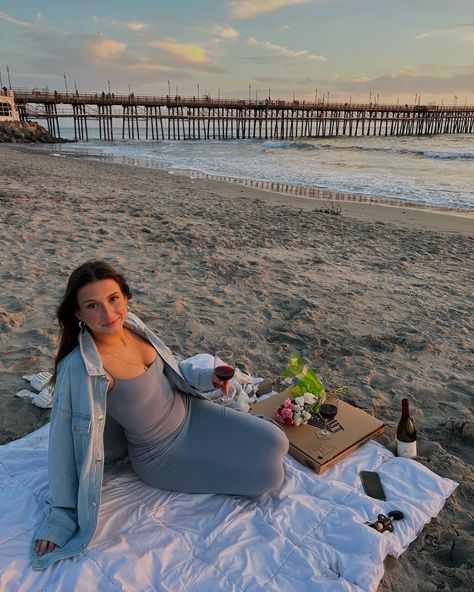 Beach Picknick Outfit, Sunset Beach Picnic Outfit, Chilly Picnic Outfit, Sunset Picnic Outfit, Summer Outfits Picnic, Picnic Winter Outfit, Beach Picnic Outfit Ideas, Picnic Beach Outfit, Winter Picnic Outfit