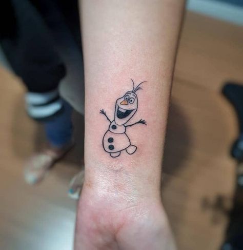 Small Olaf Tattoo, Olaf Tattoo Ideas, Frozen Tattoo Disney, Daughter Tattoo Quotes, Cartoon Tattoos Disney, Disney Frozen Tattoo, Frozen Tattoo Ideas, Cartoon Tattoos For Men, Olaf Tattoo