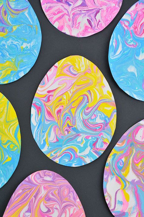 Create marbled Easter eggs and use them to make a homemade Easter card! It's such an easy art project for kids, and so fun to make unique marbling designs in the paint and shaving cream. It's the perfect craft for Easter and spring! Easter Arts And Crafts, Easter 2024, Fun Easter Crafts, Easter Preschool, Crafts Preschool, Easy Easter Crafts, Easter Egg Crafts, Easter Egg Painting, Easter Projects