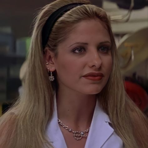 Buffy Summers Hairstyles, Buffy The Vampire Slayer Hairstyles, Buffy Hairstyles, Buffy Hair, Helen Shivers, 2000 Hairstyles, 1990s Hairstyles, Buffy Outfits, Buffy Quotes