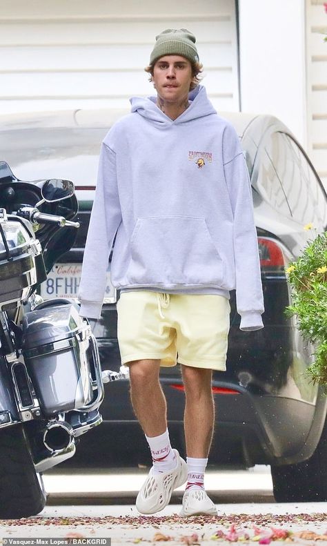 Justin Bieber oozes casual-cool as he heads back to the recording studio after release of song Holy | Daily Mail Online Boys Style Aesthetic, Shorts And Hoodie, Mens Street Style Summer, Justin Bieber Outfits, Yeezy Fashion, Justin Bieber Style, Justin Bieber Images, Outfit Oversize, Justin Bieber Photos