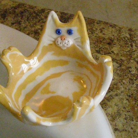 Clay Creatures, Kids Clay, Beginner Pottery, Sculpture Art Clay, Cat Dishes, Pottery Pot, Clay Stuff, Pottery Handbuilding, Keramik Design