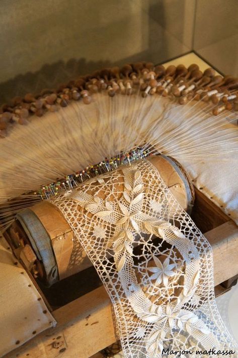 Bobbin Lace Tutorial, Col Crochet, Bobbin Lacemaking, Lace Handkerchief, Bobbin Lace Patterns, Lace Art, Crochet Lace Edging, Tatting Lace, Linens And Lace