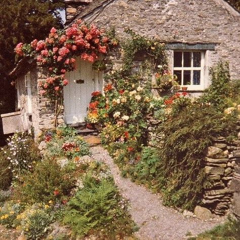 Country Cottage Living, English Country Cottages, Country Cottage Interiors, English Country Cottage, Stone Cottages, Cottage Aesthetic, Country Cottage Decor, Beautiful Cottages, Cottage In The Woods