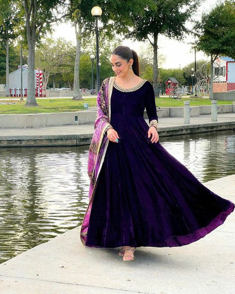 Indian Wedding Reception Outfits, Velvet Anarkali, Simple Frock Design, Wedding Pakistani, Velvet Dress Designs, Anarkali Dress Pattern, Simple Gowns, Exquisite Gowns, Pakistani Fancy Dresses