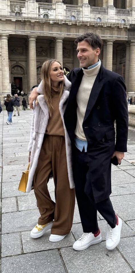 Olivia Palermo 2023 Style Winter, Olivia Palermo Fall Style, Olivia Palermo Street Style 2023, Sweater Dress With Heels, Olivia Palermo Style Casual Chic, Olivia Palermo Style 2023, Olivia Palermo Winter Style, Olivia Palermo Style Casual, Olivia Palermo Style Winter