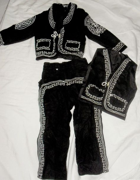 ideas, ingenio, como hacer, manualidades, fabricar, construir, crear, idear, hacer Charro Outfit, Charro Suit, Ideas Decoracion, Mexican Party Theme, Mexican Outfit, Mexican Dresses, Boy Costumes, Country Outfits, Family Photoshoot