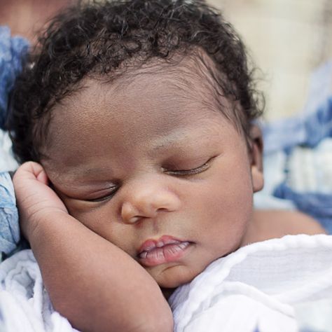 African-American newborn photoshoot. 2 week old baby photographed by Patryce Harris. Newborn Black Babies, Baby Fashion Newborn, Baby Boy Haircuts, African Babies, Black Baby Boys, Baby Boy Swag, Baby Pictures Newborn