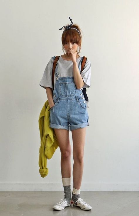 oversize t-shirt Korean Fashion Summer, Overall Outfit, Look Retro, Grunge Look, Grunge Vintage, Korean Fashion Trends, Hoodie Outfit, Korea Fashion, Fashion Korean