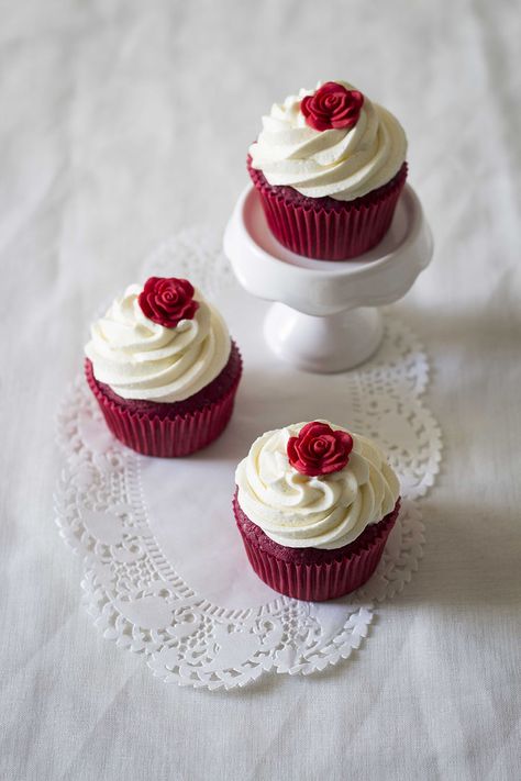 Red Velvet Cupcakes with Cream Cheese Frosting World Baking Day, Frosting Ideas, Delia Smith, Simple Cakes, Cake Recipes At Home, Red Cupcakes, Smith Wedding, Cake Rack, Cupcakes With Cream Cheese Frosting