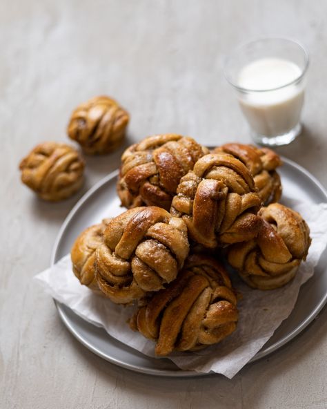 Cardamom Knots, Cinnamon Knots, Eggs In Oven, Bread Sweet, Coffee And Cake, Baked Good, Bread Starter, Cinnamon Bun, Sourdough Bread Recipe