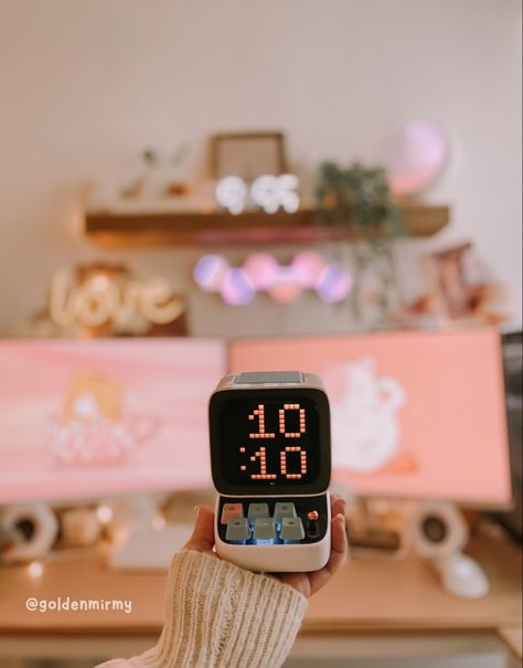 Home Light Decoration, Desk Tech, Retro Bedroom Decor, Retro Pixel Art, Cool Lock Screen Wallpaper, Led Display Board, Retro Bedroom, Clock Diy, Computer Set