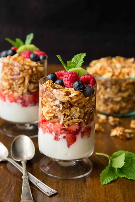 This delicious, 5-ingredient Double Almond Granola is gluten-free and easy to throw together! You won't want to ever buy granola again! #paleogranola, #almondgranola, #easygranola, #glutenfreegranola Sommer Mad, Paleo Granola, Easy Granola, Resep Smoothie, Almond Granola, Gluten Free Granola, Yogurt Parfait, Make Ahead Breakfast, Granola Recipes