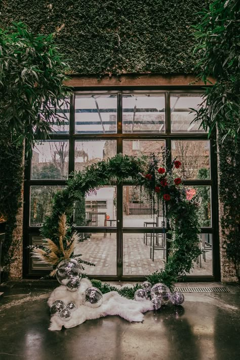 Cozy 1920s Winter NYC Wedding Inspiration at The Foundry | Junebug Weddings Winter Gazebo Wedding, Winter Art Deco Wedding, Christmas Event Design, Alter Backdrop, Winter Wedding Backdrop, Disco Ball Backdrop, Indoor Winter Wedding, Greenery Ceremony, Wedding With Greenery