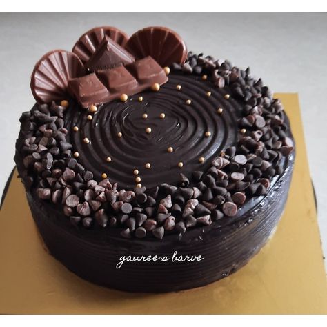 Chocolate ganache cake Ganache Cake Design, Truffle Cake Decoration, Chocolate Truffle Cake Designs, Chocolate Cake Design Ideas Simple, Simple Chocolate Cake Decoration, Chocolate Birthday Cake Decoration, Chocolate Cake Toppers, Truffle Cake, Chocolate Ganache Cake