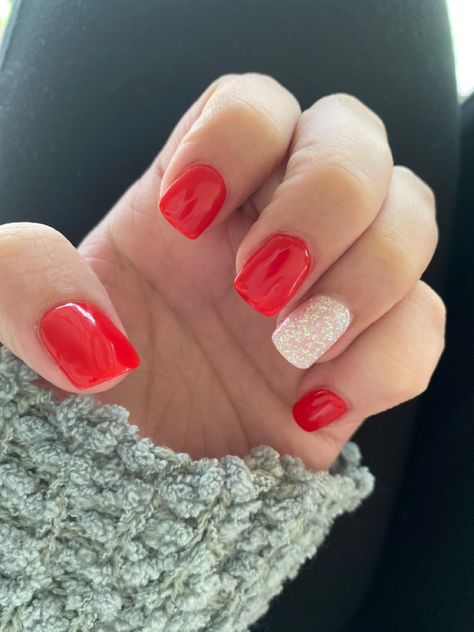 Red and white Christmas nails Christmas Nails Regular Polish, Western Red Nails, Nail Ideas Plain Colors, Dip Nails Christmas, Holiday Dip Nails Winter, Christmas Nails Dip, Red Dip Nails, Christmas Dipped Nails Ideas, Christmas Dip Nails