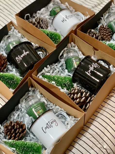 Mountain themed bridesmaid proposal boxes Wedding Bridesmaid Proposal Gift Ideas, Diy Mountain Wedding, Simple Boyfriend Christmas Gifts, Bridesmaid Proposal Useful, Christmas Bridesmaid Proposal Gift Ideas, Christmas Bridesmaid Gifts, Camping Bridesmaid Proposal, Bridesmaid Christmas Proposal, Mountain Gifts