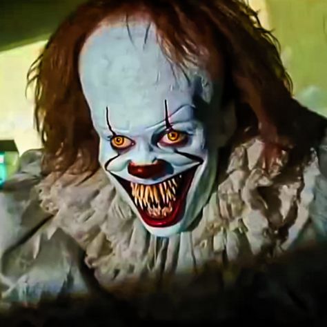 Pennywise 1990, Pennywise 2017, Weird Humor, Creepy Tattoos, Scary Art, Book Art Drawings, Drawing Inspiration, Smiley, Book Art