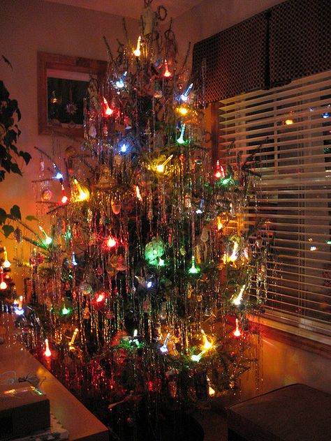 Christmas Tree..I miss tinsel and real trees.  Mom always found the "bare" spot and put it to the corner...  sigh.... Retro Christmas Tree, Bubble Lights, 50 Christmas, Old Fashioned Christmas, Christmas Past, Christmas Memory, Vintage Christmas Tree, Noel Christmas, Merry Little Christmas