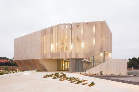 Espace Guy Môquet - Oeco architectes Cultural Center Architecture, External Staircase, Wooden Facade, Smooth Concrete, Youth Hostel, Youth Center, Wood Architecture, Cultural Center, Iron Age