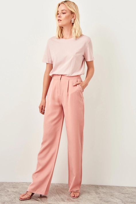 9327969053c0068dd9e07c529866b94ddesc52679150ri Pink Pants Outfit, Trouser Pants Women, Work Wear Women, Pink Pants, Salmon Pink, High Fashion Street Style, Inspiration Mode, Office Lady, Mode Inspiration