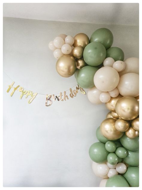 Sage Balloon Garland, Baby Birthday Pictures, Ocean Birthday Cakes, Gold Balloon Garland, 1st Bday Cake, Jasmine Birthday, Idee Babyshower, Simple Birthday Decorations, Ocean Birthday