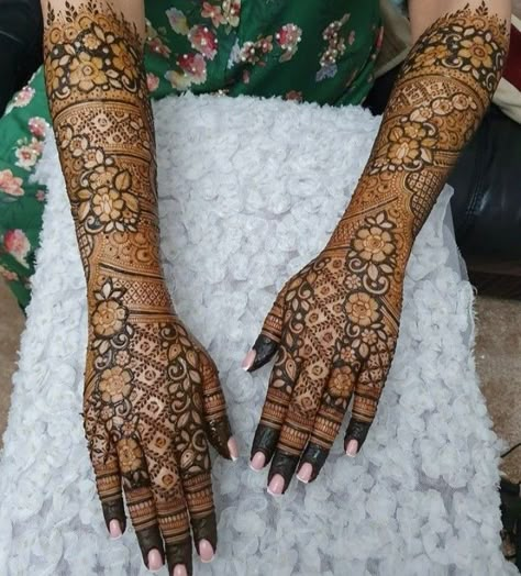 Full Hand Henna, Latest Mehndi Designs Wedding, Short Mehndi Design, Front Mehndi Design, New Bridal Mehndi Designs, Full Mehndi, Bridal Mehendi Designs Hands, Mehndi Designs Bridal, Mehndi Designs Bridal Hands